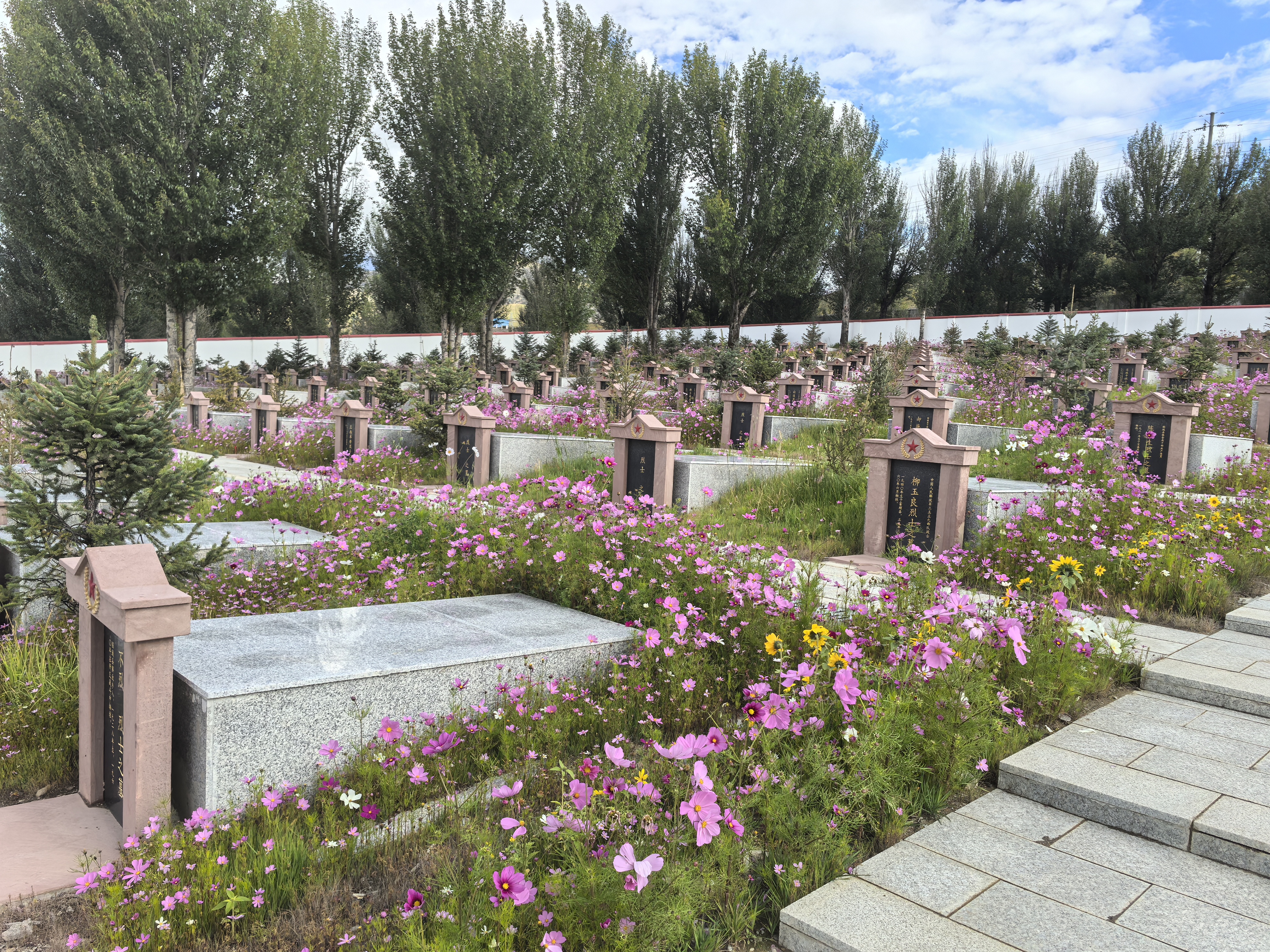 捐資800萬，修繕改建稻城烈士陵園